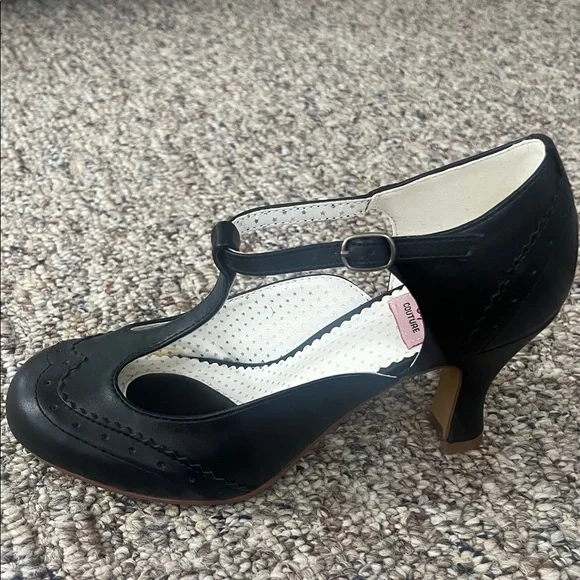 Unique Vintage Black T-Strap Heels - Picture 9 of 9